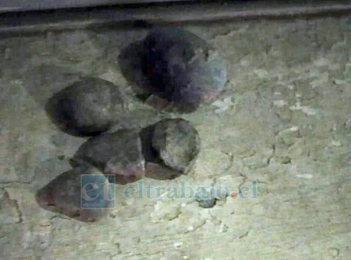 Estas fueron las primeras piedras lanzadas a las viviendas.