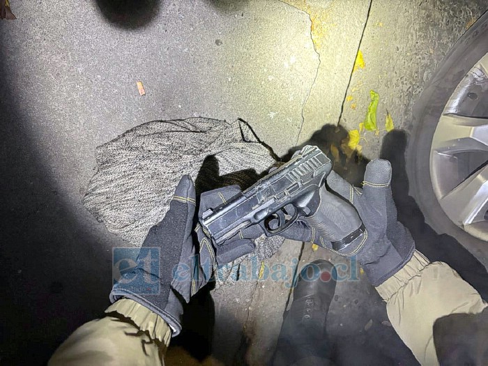 Personal de servicio junto a la pistola de aire comprimido.