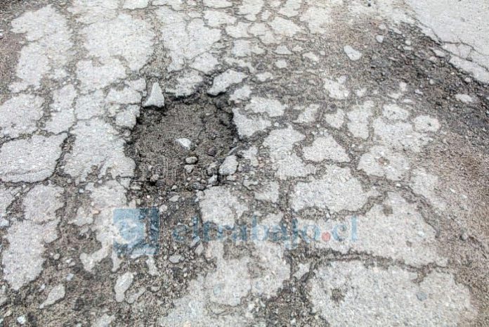 Vecinos y vecinas abogan por el mejoramiento de los pavimentos.