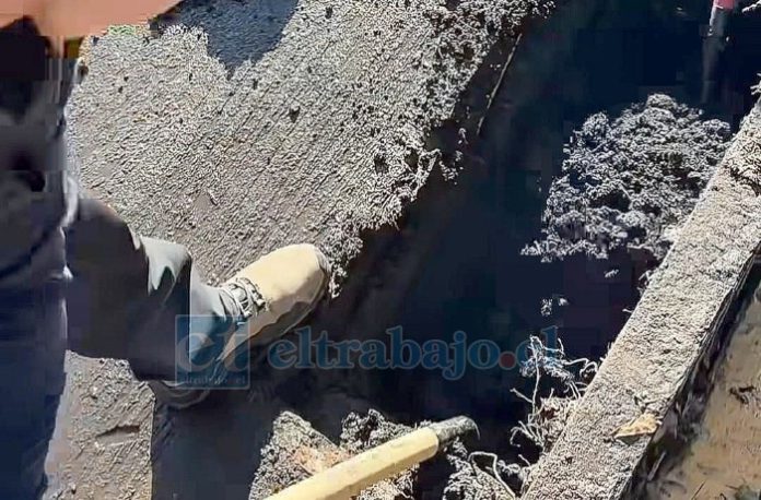Una gran cantidad de barro han retirado desde las parrillas para el agua lluvia.