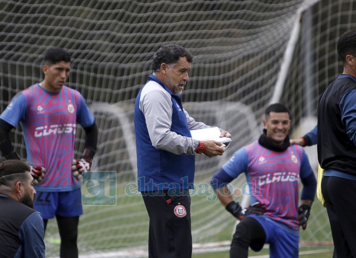 El histórico Ricardo González dando instrucciones al plantel.  