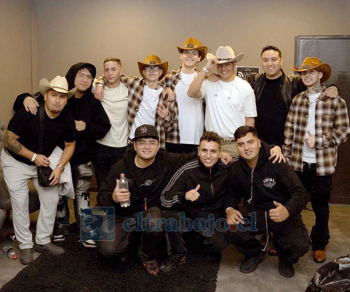 Ambos jóvenes junto a integrantes de Fuerza Bendita tras su presentación como teloneros del reconocido cantante colombiano Silvestre Dangond en el Movistar Arena.