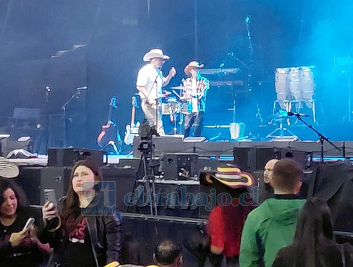 Los dos artistas aconcagüinos durante la presentación de su banda.