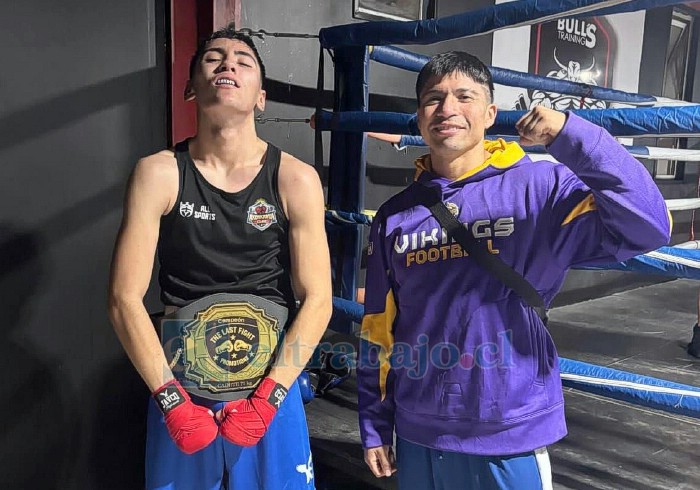 Ian Bravo y su entrenador Rodrigo Flores tras la obtención del título.