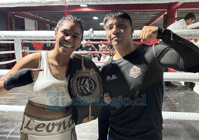 Maite Vásquez junto a Rodrigo Flores celebrando el campeonato.