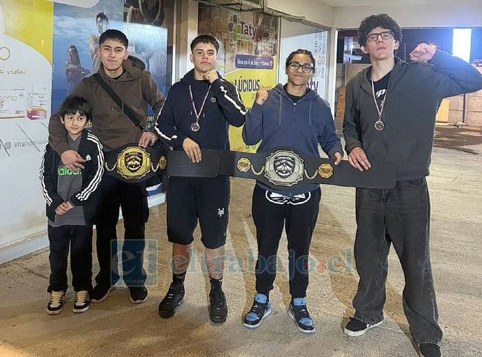 Derek Castillo, integrante del club, junto a Ian Bravo, Javier Henríquez, Maite Vásquez y Vicente Rodríguez, quienes representaron al club en el torneo.