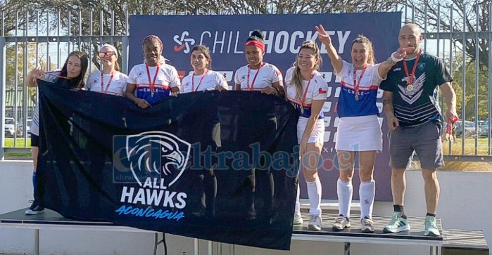 Las Damas Adultas de All Hawks Aconcagua celebran la obtención del título del Torneo Metropolitano de Hockey 5, logrado tras finalizar en el primer lugar de la fase regular y quedarse con la final disputada en el Estadio Nacional.