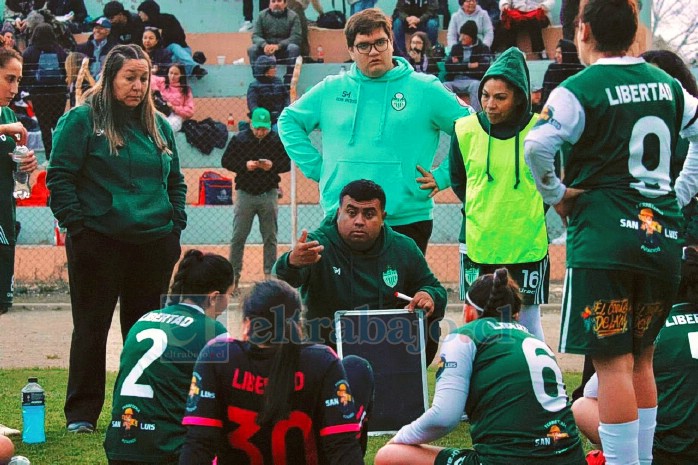 El profesor Elliu Molina dando instrucciones durante la final regional.