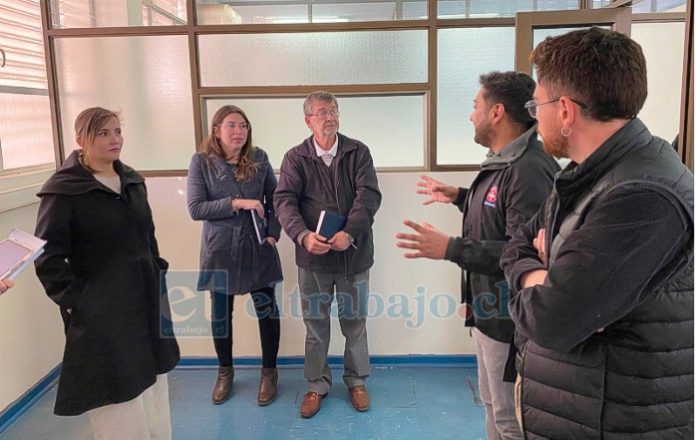 Dirigentes gremiales, representantes del Servicio de Salud Aconcagua y equipos técnicos recorrieron las dependencias del Complejo Luis Gajardo Guerrero para evaluar la futura instalación de un Hospital de Día Infantojuvenil.