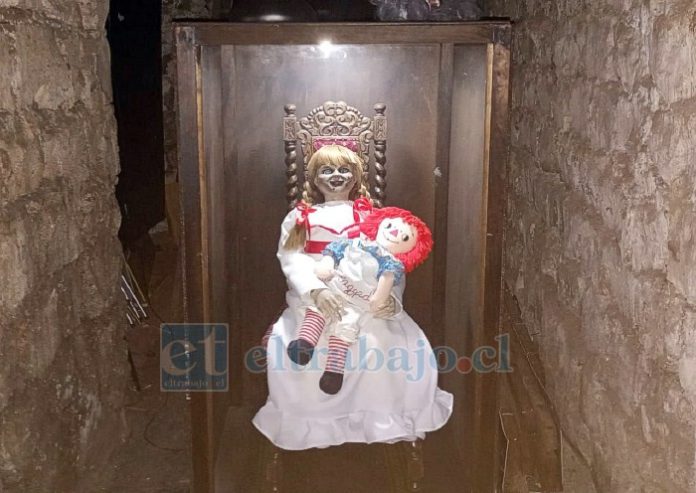 Entre los principales atractivos de la muestra destaca una muñeca Raggedy Ann que, según los organizadores, permaneció junto a la célebre Annabelle original en el Museo Warren de Estados Unidos.