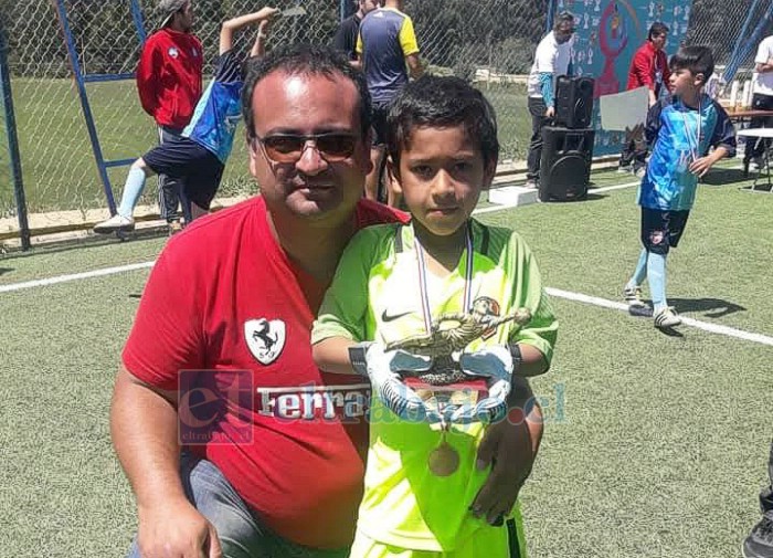 Piero Martel junto a su padre, Ronald Martel, en una imagen de su niñez, cuando daba sus primeros pasos como arquero en la Escuela de Fútbol Luis Quezada.
