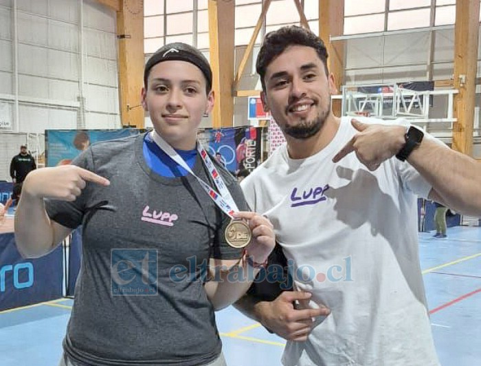 Ignacia junto a su profesor Andrés Toledo, uno de los entrenadores que ha acompañado su proceso formativo en el Club Halterofilia Aconcagua de San Felipe.