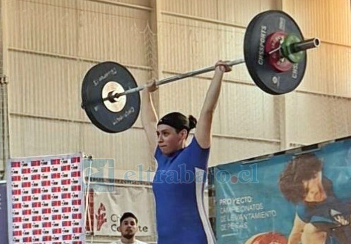 Ignacia Silva Torrejón durante su participación en el Campeonato Regional de Halterofilia realizado en el Polideportivo Renato Raggio de Valparaíso.