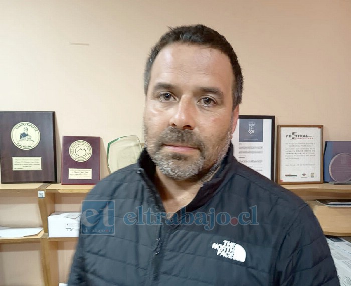 Carlos Valledor, propietario de la planta generadora, quien denuncia la grave contaminación ambiental.
