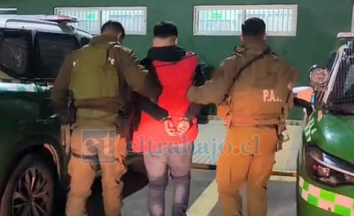 Carabineros detuvo a un hombre de 37 años en la Población Yungay, quien mantenía tres órdenes de aprehensión vigentes y fue sorprendido con una motocicleta robada y droga al interior de un domicilio.