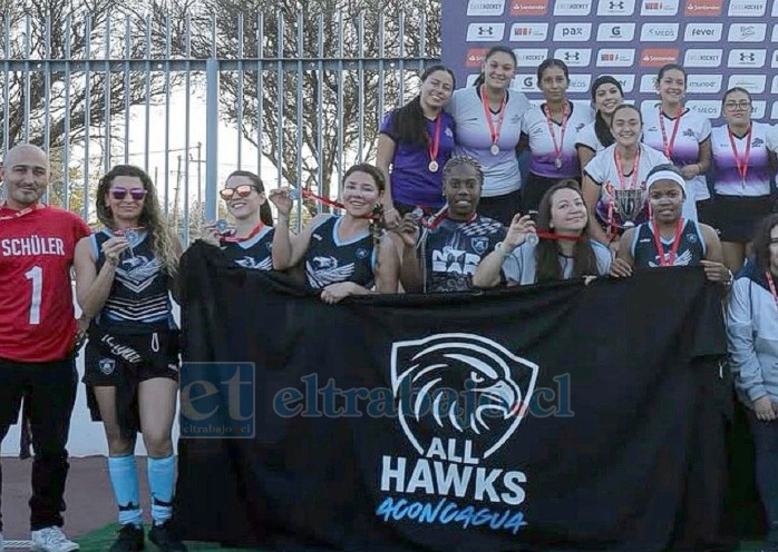 Las jugadoras de All Hawks Aconcagua celebran el histórico subcampeonato nacional de Hockey 5 obtenido en el Estadio Nacional, tras una destacada campaña frente a los mejores equipos del país.