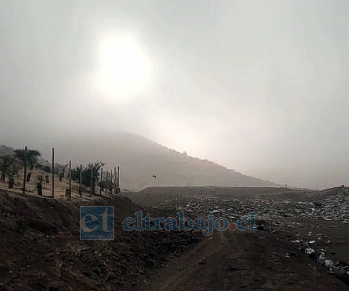 NO ES NEBLINA.- Así lucía el ambiente este pasado domingo en el vertedero La Hormiga. Al fondo el astro rey, el Sol, apenas logra iluminar el sector. 
