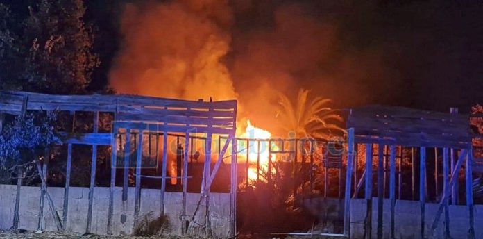 Vivienda resultó destruida por el incendio.