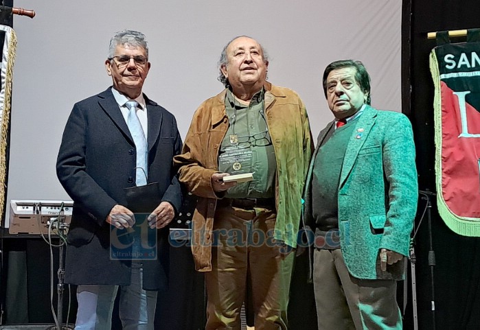 El exalumno con 54 años de egreso de las aulas liceanas, Jaime Santibáñez Mejías, recibe junto al presidente del Centro, Félix Herrera M., y el vicepresidente Julio Silva C., su distinción.