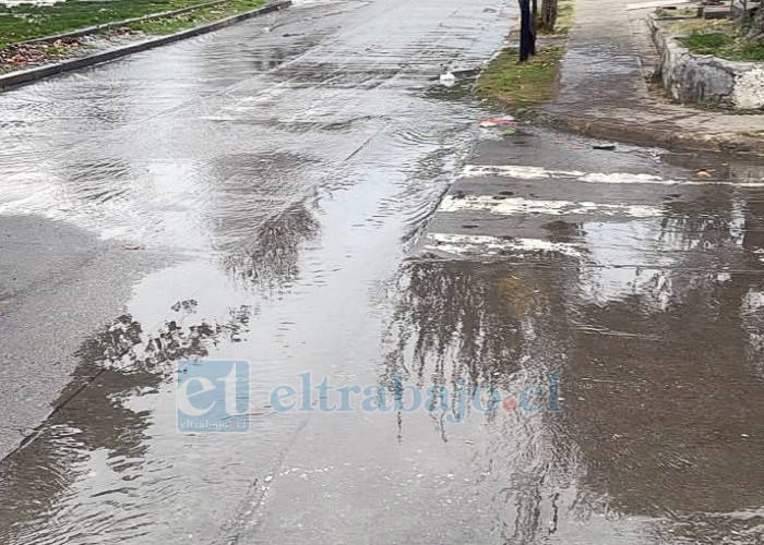 Dirigentes vecinales advierten que las inundaciones se repiten con frecuencia y temen que el problema se agrave durante la temporada de lluvias si no se ejecutan obras definitivas.