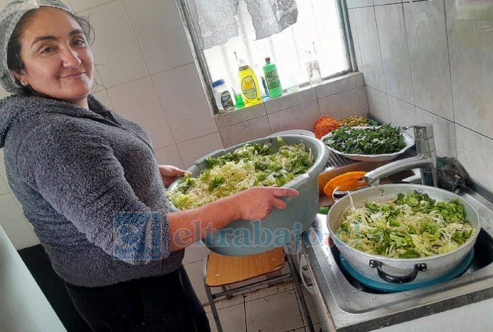 Una de las jefas de cocina preparando las ensaladas.