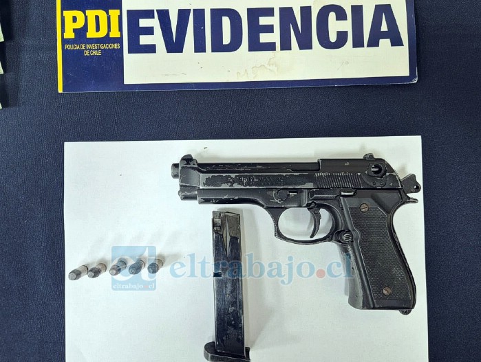 Un arma también fue decomisada en este operativo. 