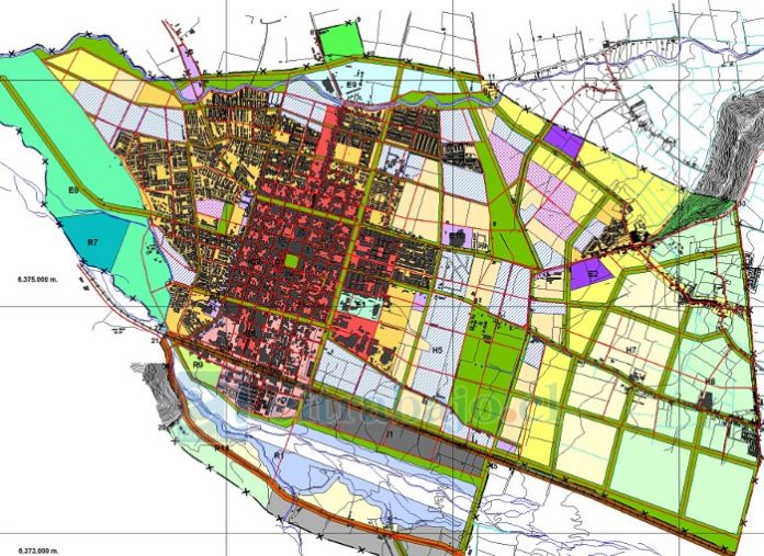 En el Plan Regulador Comunal vigente desde 1998, las líneas verdes indicaban las zonas establecidas como área verde de vialidad (las cuatro alamedas y las principales vías estructurantes), pero una nueva interpretación señala que son Zona R-8. Eso era lo que debía responder la Municipalidad, si esas zonas son o no son R-8.