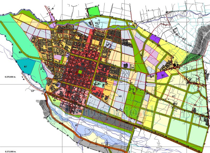 En el Plan Regulador Comunal vigente desde 1998, las líneas verdes indicaban las zonas establecidas como área verde de vialidad (las cuatro alamedas y las principales vías estructurantes), pero una nueva interpretación señala que son Zona R-8. Eso era lo que debía responder la Municipalidad, si esas zonas son o no son R-8.