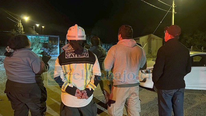 Bomberos y equipo de emergencia comunal trabajaron en el rescate.