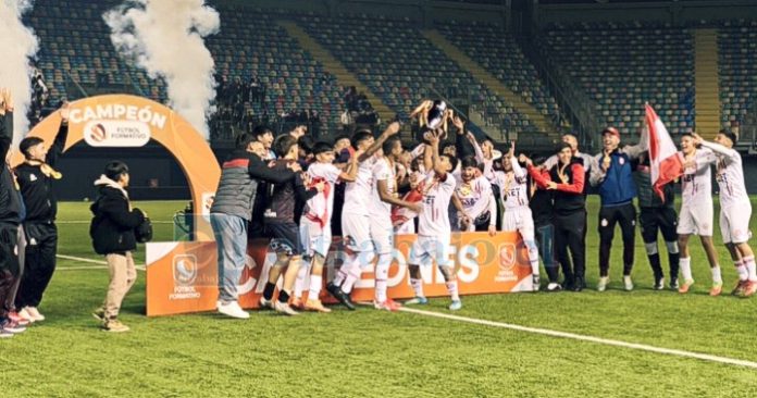 El equipo albirrojo levanta el trofeo de campeones de la serie U18 del torneo Regional de la ANFP.