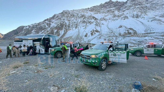 Carabineros rescató a 42 turistas varados en la alta cordillera.