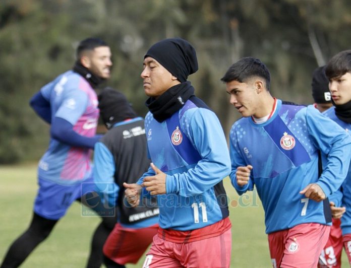 El intenso frío que se ha hecho sentir, no ha impedido que el plantel albirrojo haya entrenado bien para el juego contra los universitarios.