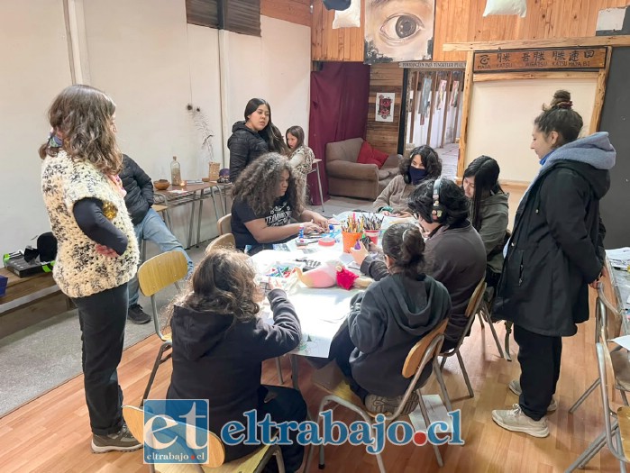 Los asistentes planificando el proyecto.