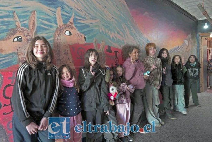Los pequeños artistas y de fondo el mural pintado.