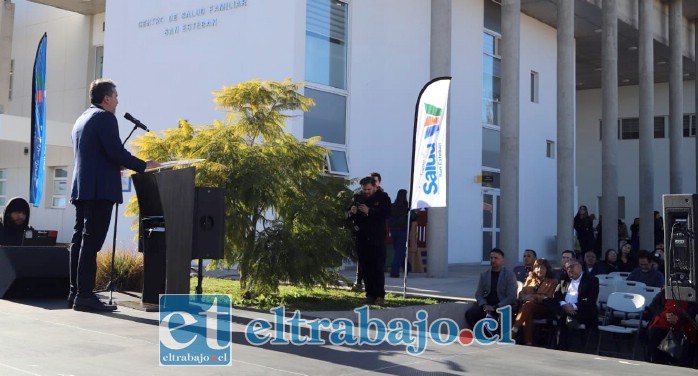 Alcalde Ortega hablando a los presentes.