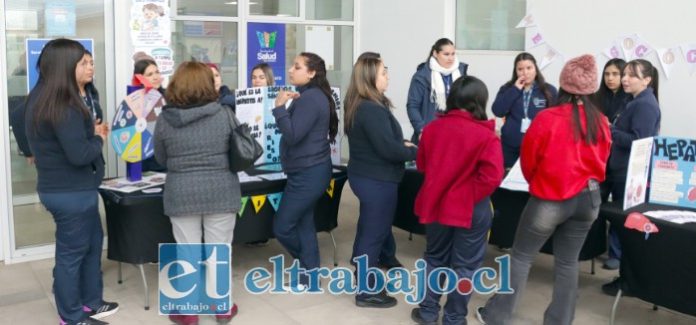 Usuarias del Cesfam en uno de los stand.
