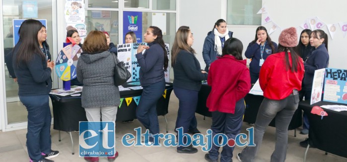 Usuarias del Cesfam en uno de los stand.