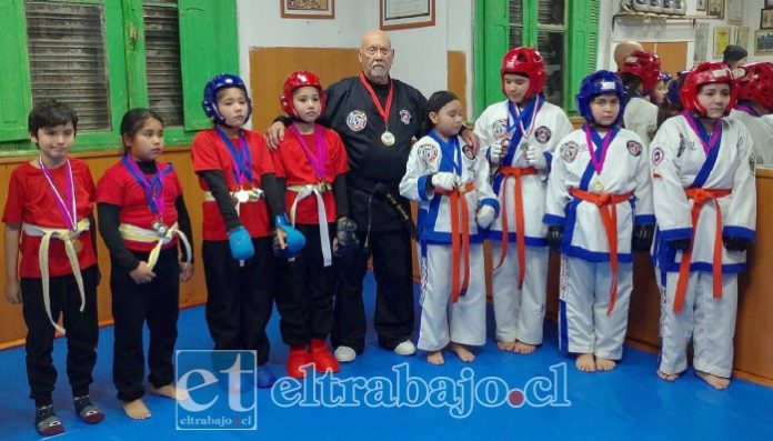 Maestro Víctor Caballero junto a sus pupilos.