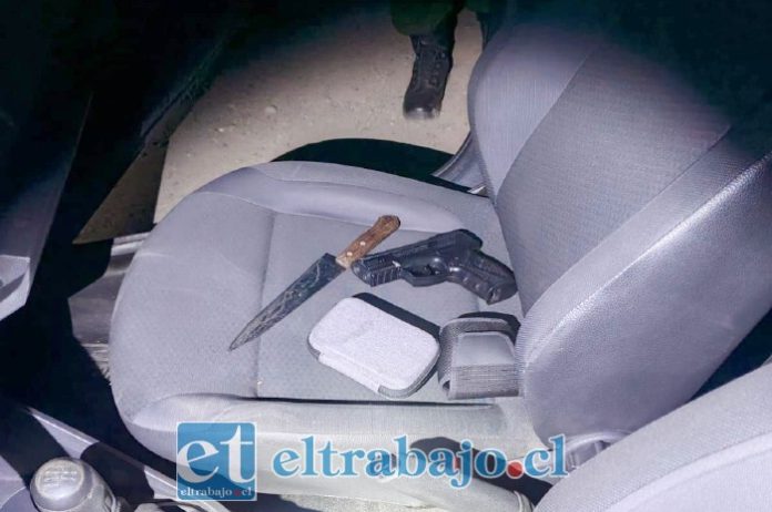Esta es la arma blanca y pistola de aire comprimido encontradas al interior del auto.
