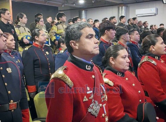 Voluntarios llegaron al Teatro Municipal.