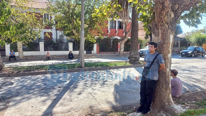 Integrantes del curso en Avenida Riquelme, a pasos de la Biblioteca Municipal.