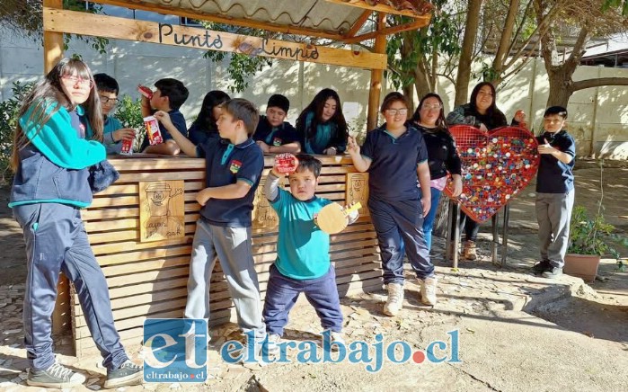 Los estudiantes junto al ‘punto limpio’ de su escuela.
