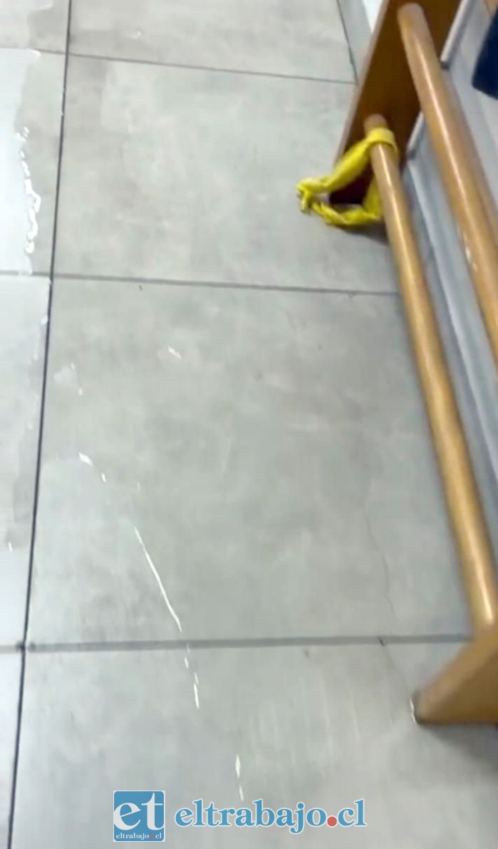 Agua que ingresó a la Unidad de Kinesiología del Hospital de Llay Llay.