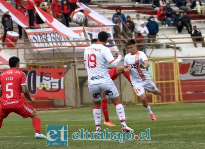 La bola que va con destino a la red fue cabeceada por el canterano Mariano Galleguillos (Foto: Jaime Gómez Corales).