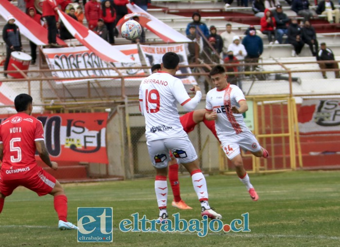 La bola que va con destino a la red fue cabeceada por el canterano Mariano Galleguillos (Foto: Jaime Gómez Corales).