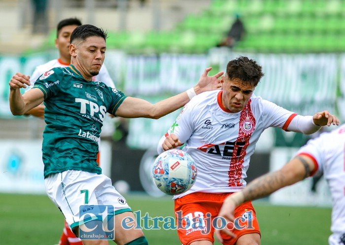 El recién llegado Bryan González discute un balón con el ex Uní Uní Axel Herrera (Foto: Gentileza Prensa Santiago Wanderers).