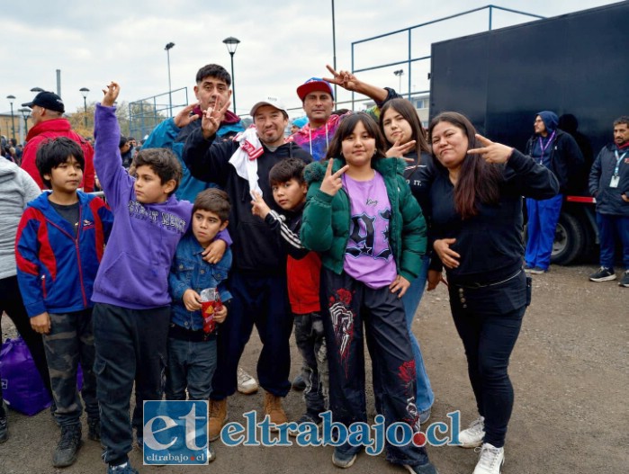 El artista sanfelipeño junto a pequeños y pequeñas de Villa El Totoral.