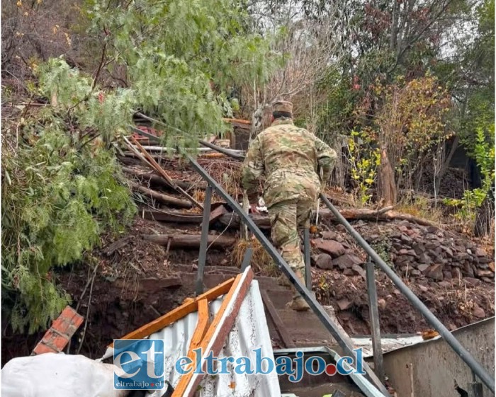 Ejército realiza trabajos para el despeje de caminos en Putaendo.