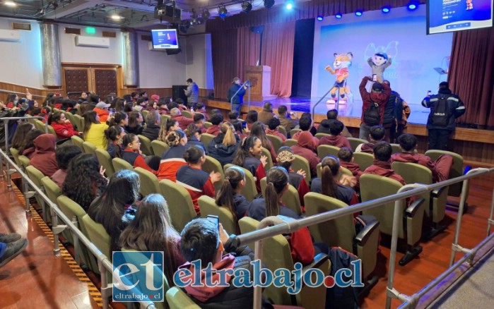 Más de una veintena de niños y niñas la recibieron con aplausos y baile.