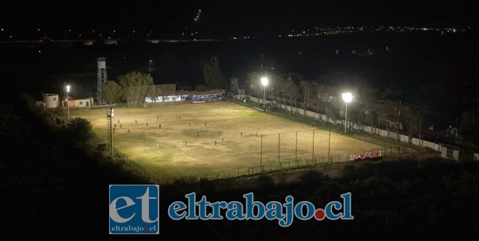 Inauguran nuevas luminarias en el recinto deportivo.